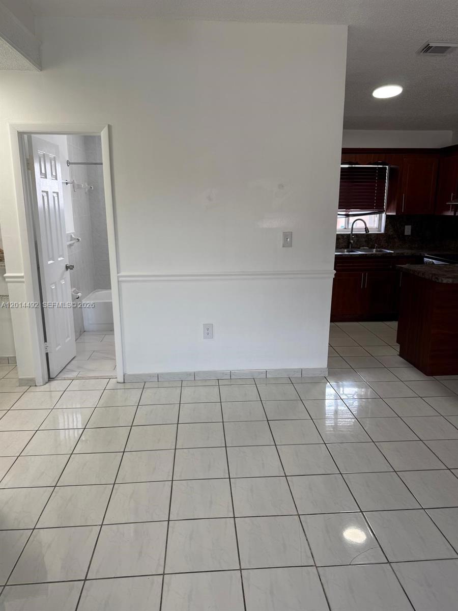 2212 W 74th St # 28 Unit: 201-28