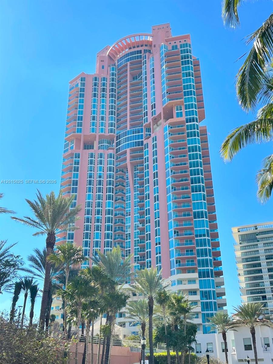 300 S Pointe Dr # 704