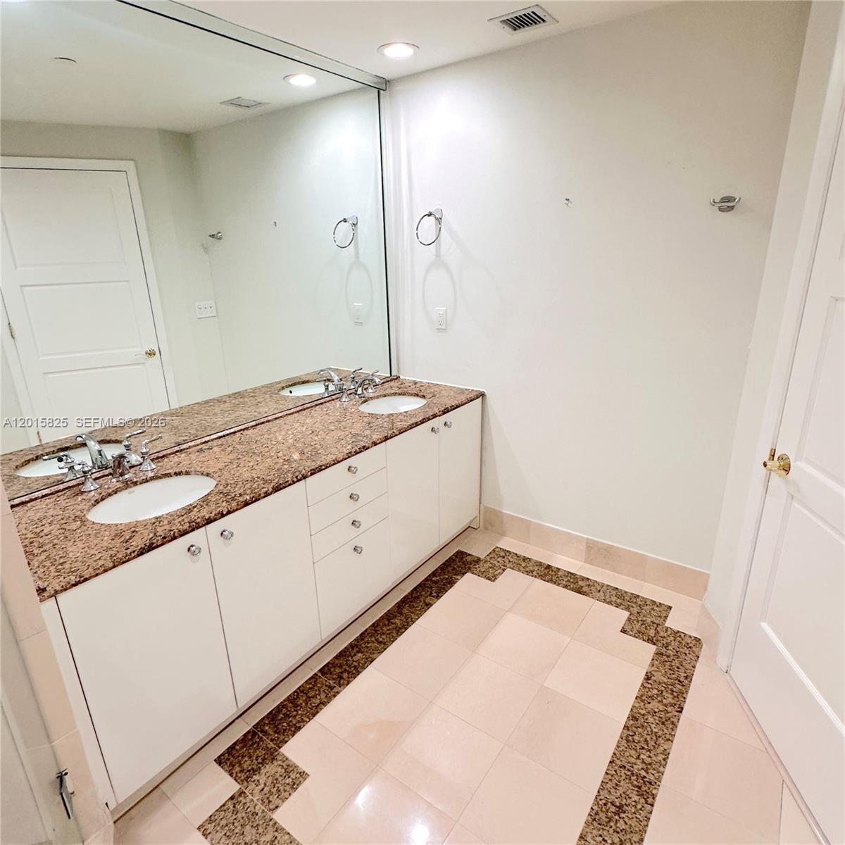 300 S Pointe Dr # 704