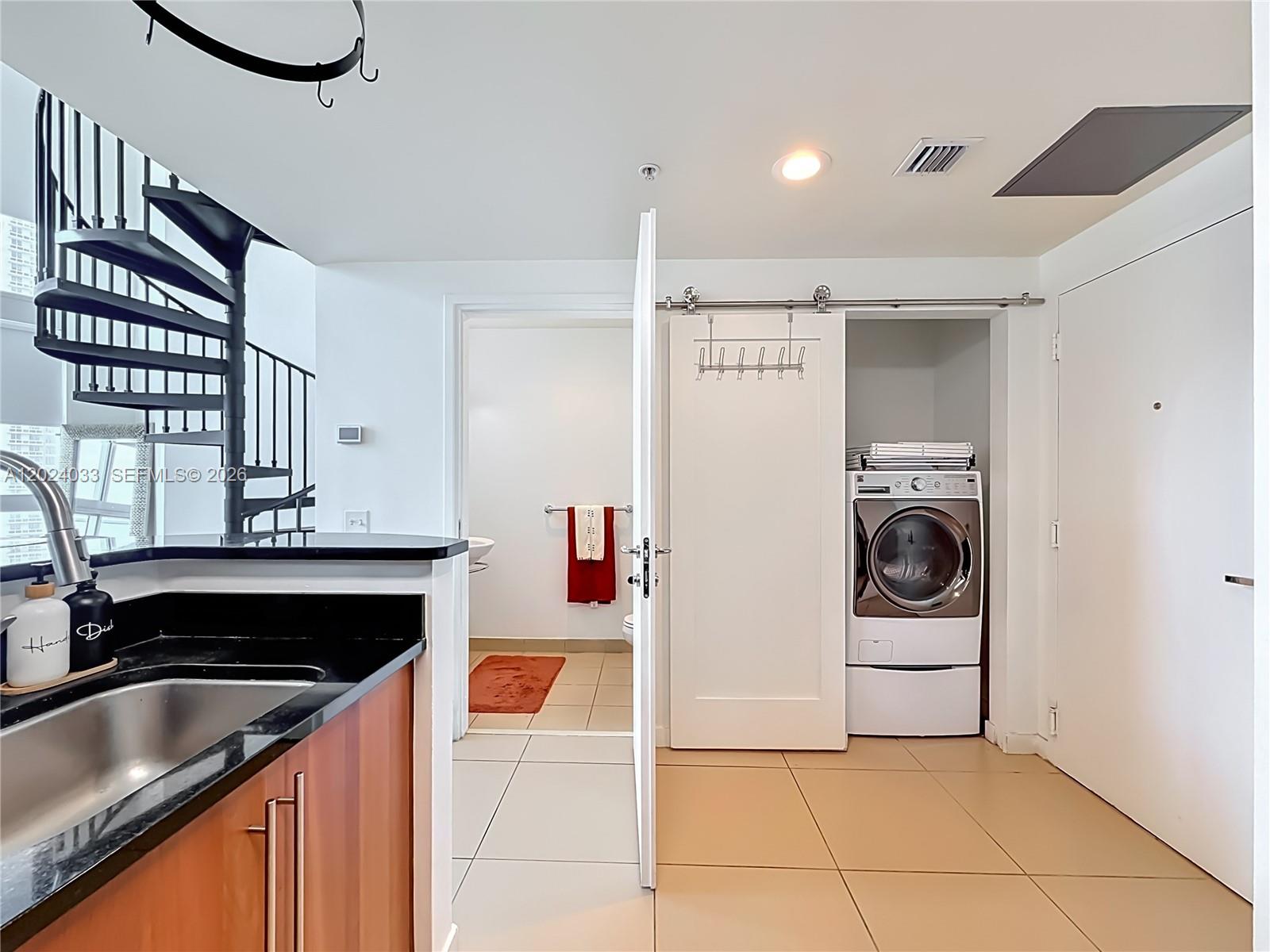 300 S Biscayne Blvd # 1016 Unit: L-1016