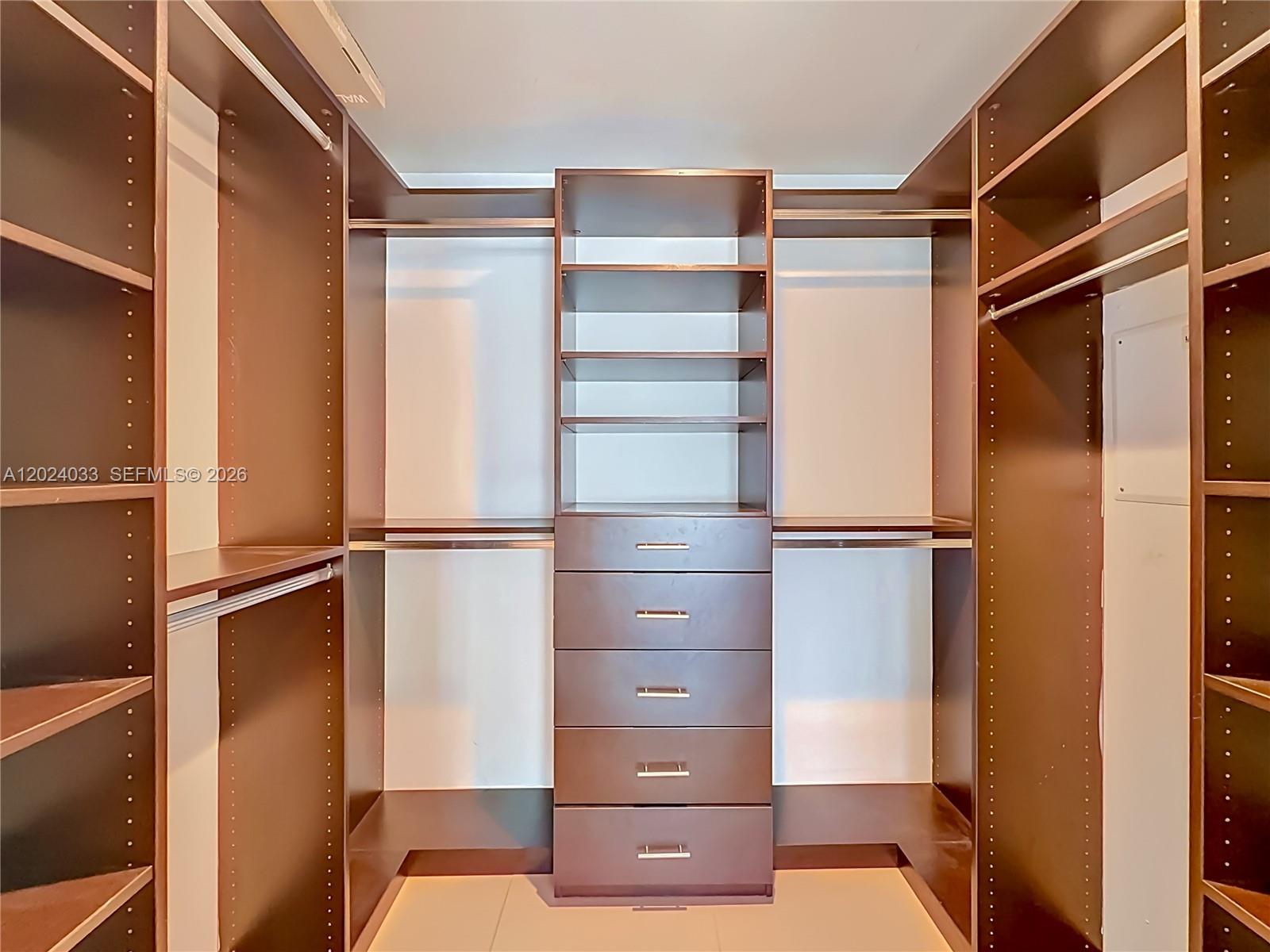 300 S Biscayne Blvd # 1016 Unit: L-1016