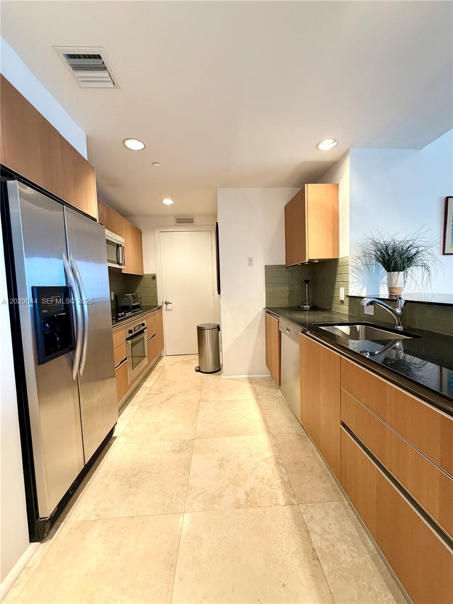 1060 Brickell Ave # 2003