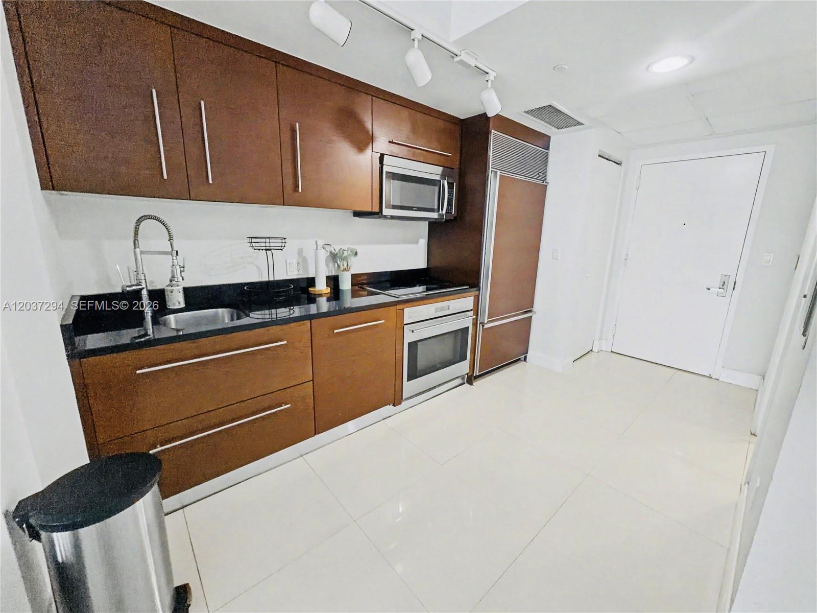 475 Brickell Ave # 1910