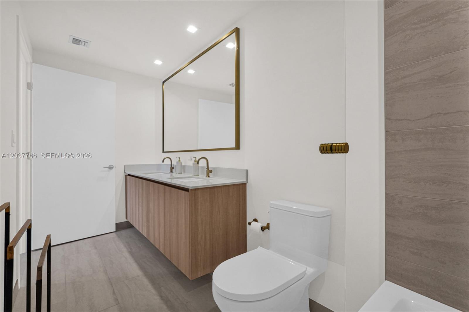 77 SE 5th St # 3714