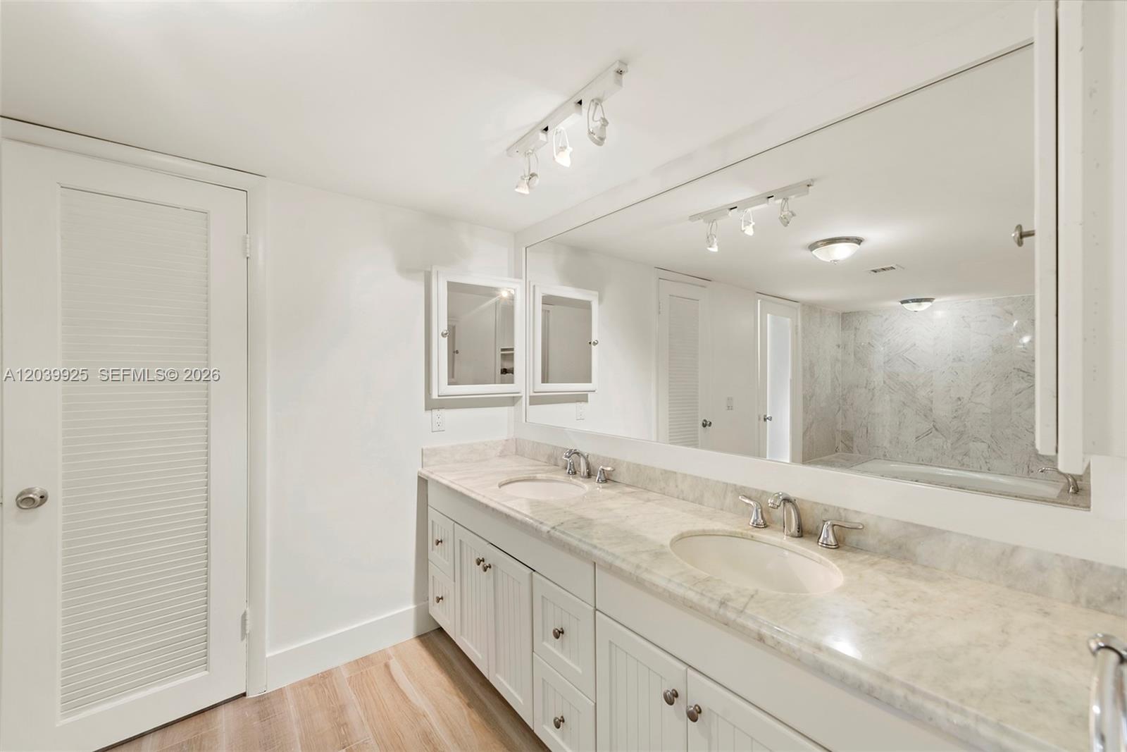 600 Grapetree Dr Unit: 7ES