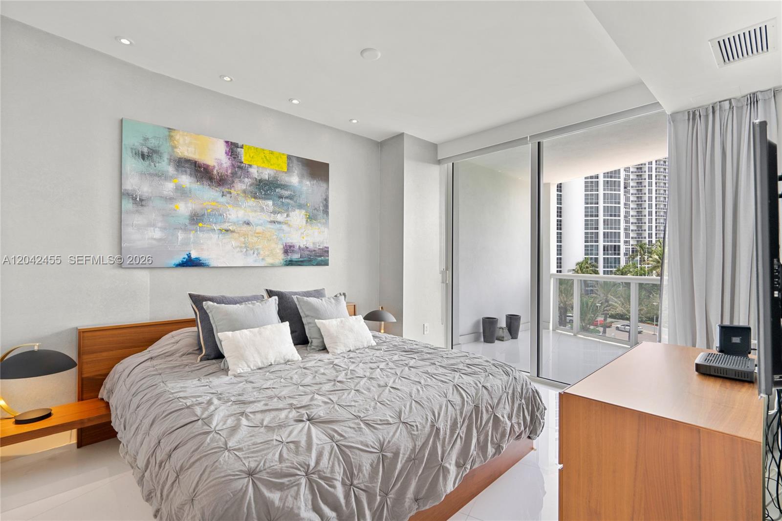 18201 Collins Ave # 603