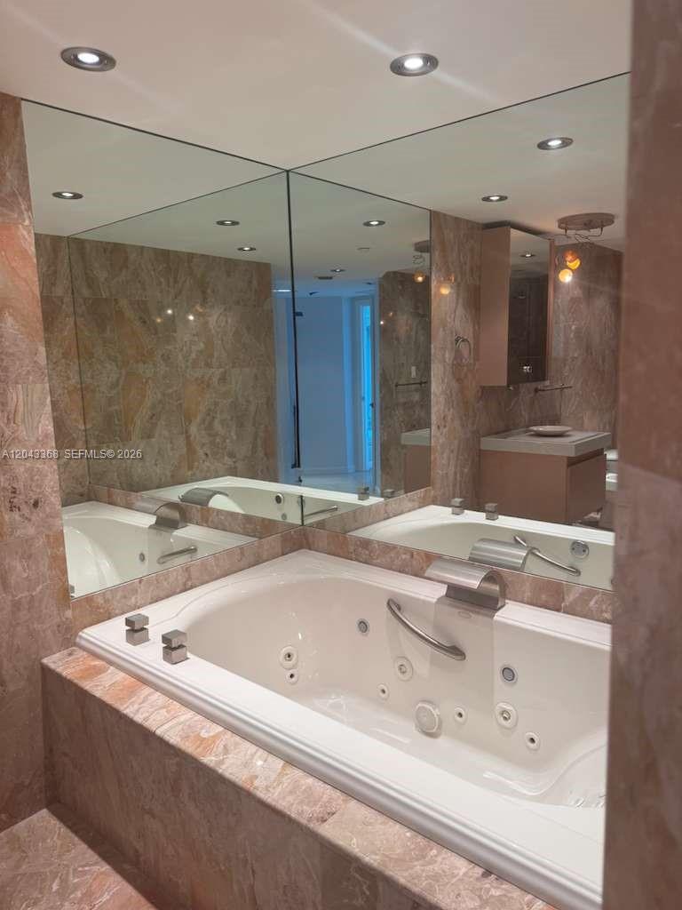5025 Collins Ave # 1602