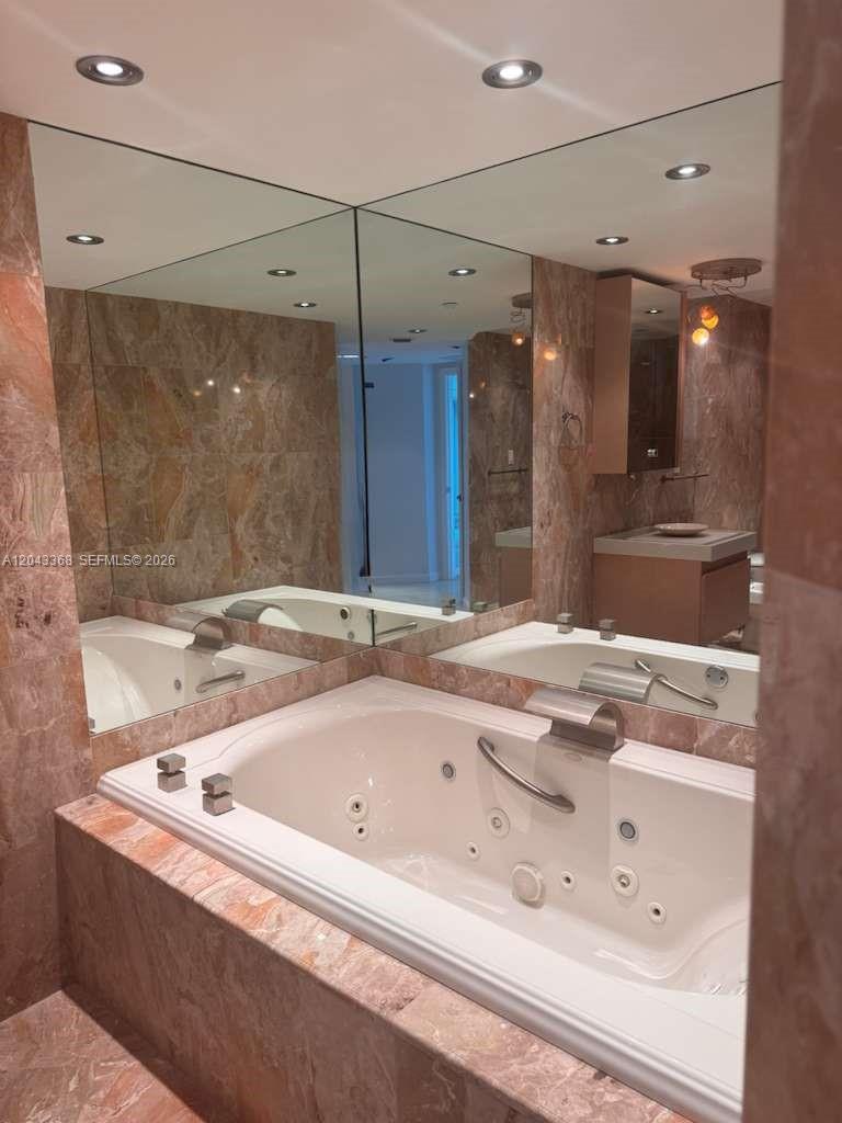 5025 Collins Ave # 1602