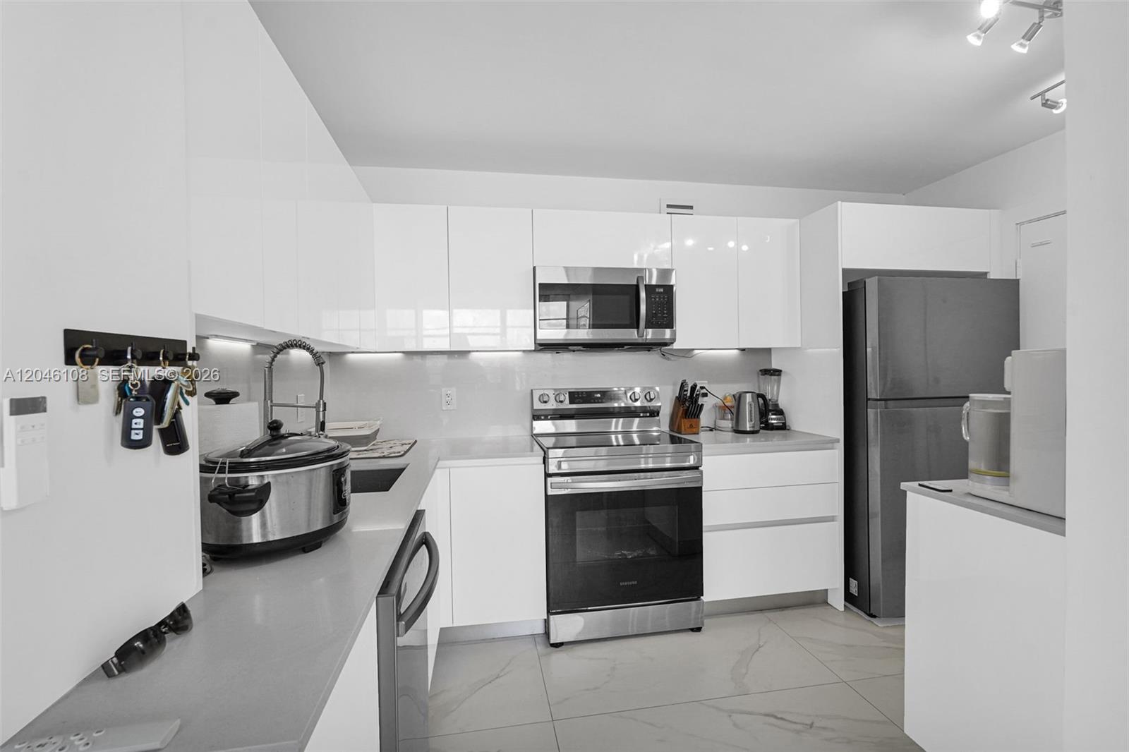 2016 Bay Dr # 808
