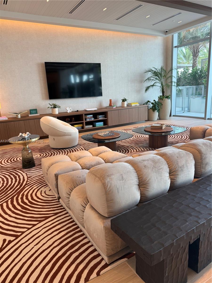 2411 Laguna Cir # 910