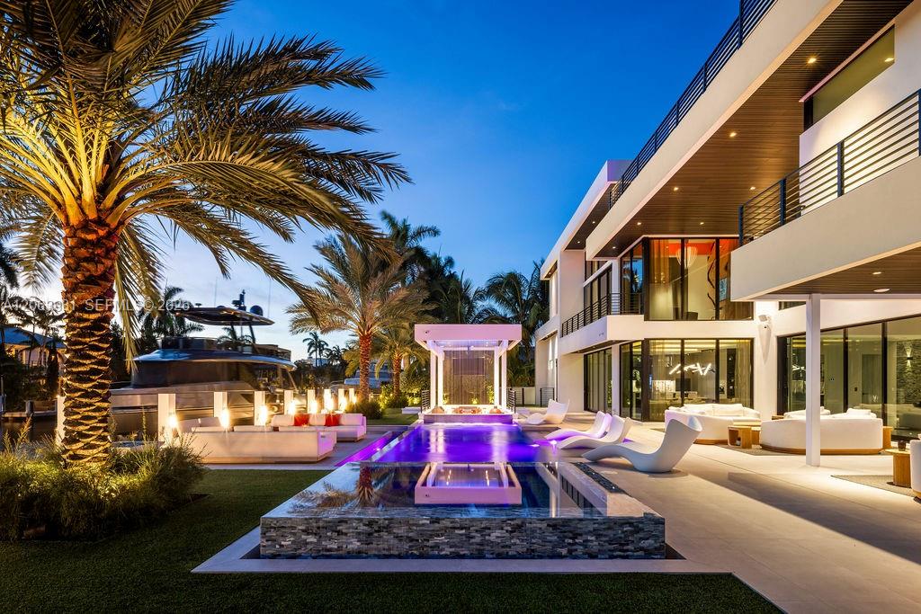 725 Poinciana Dr