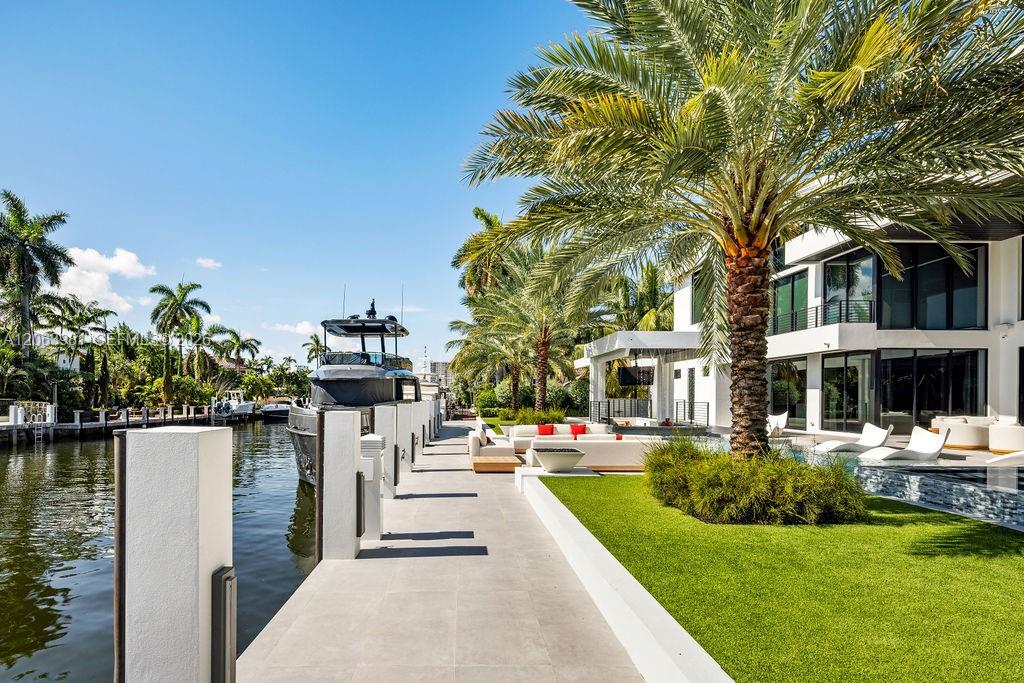 725 Poinciana Dr