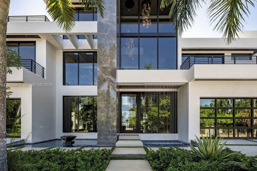 725 Poinciana Dr