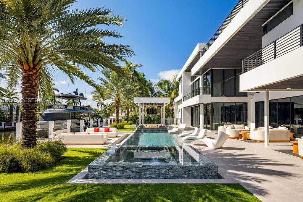 725 Poinciana Dr