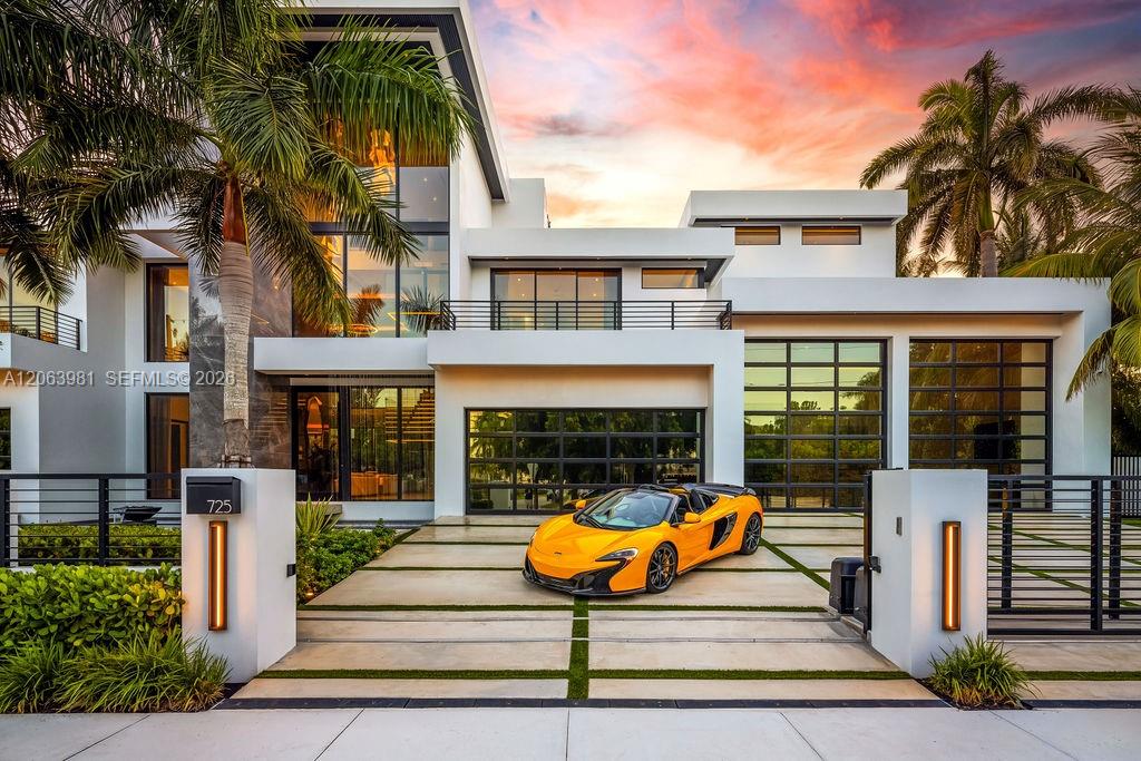 725 Poinciana Dr
