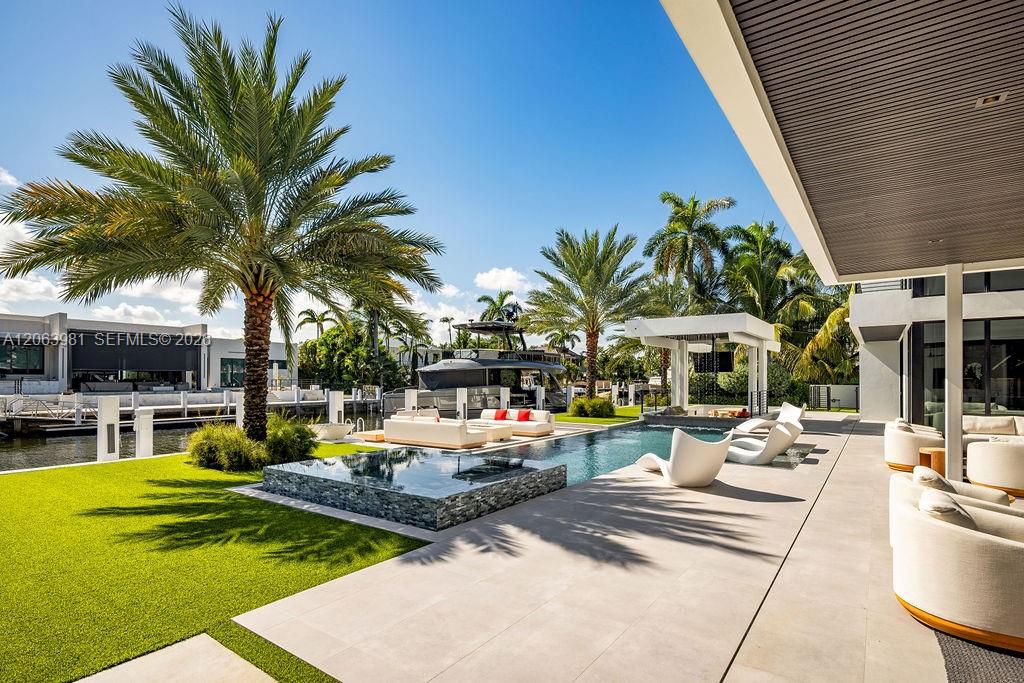 725 Poinciana Dr