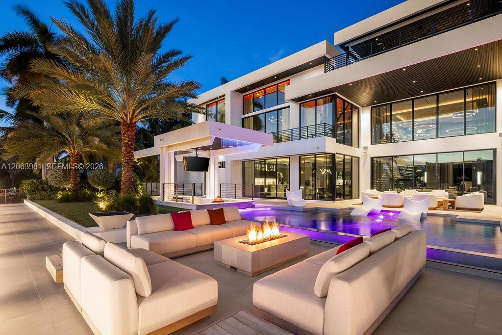 725 Poinciana Dr