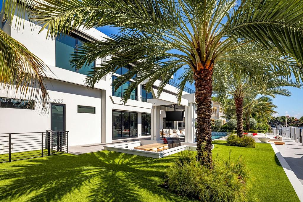 725 Poinciana Dr