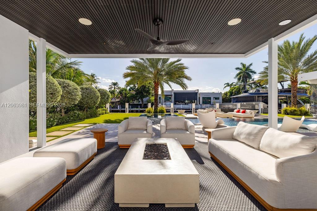 725 Poinciana Dr