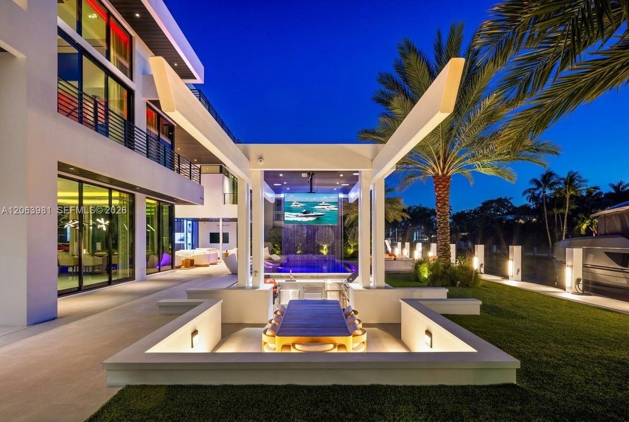 725 Poinciana Dr