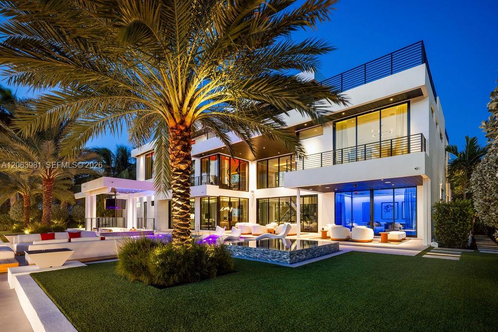 725 Poinciana Dr