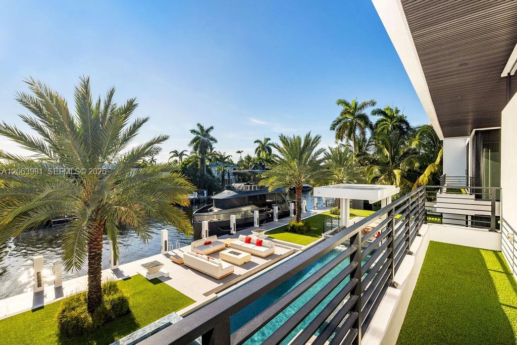 725 Poinciana Dr