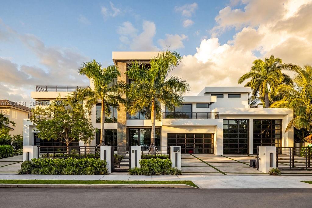 725 Poinciana Dr