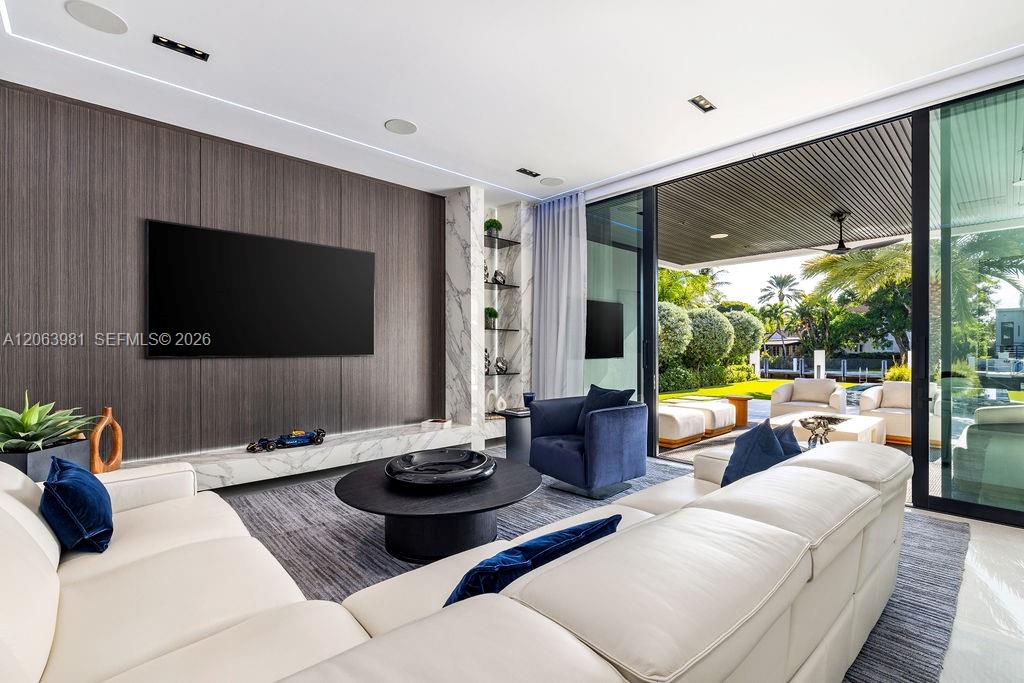 725 Poinciana Dr