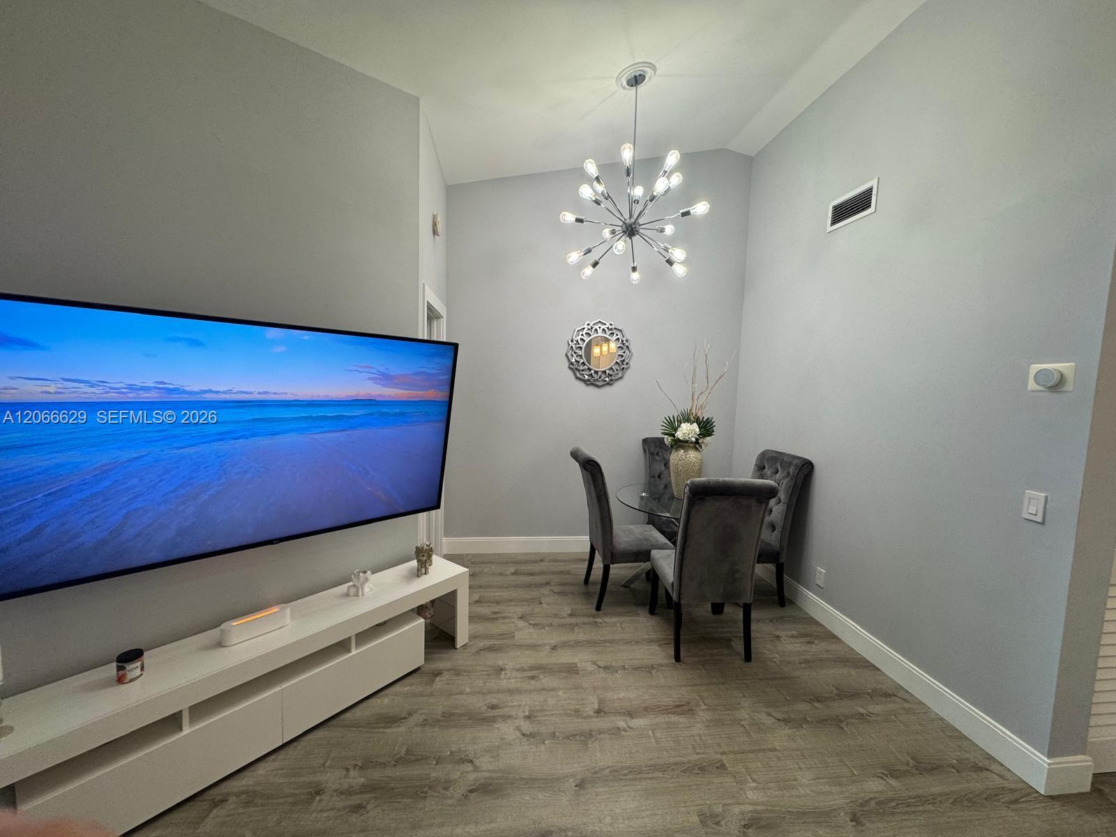 206 Liberty Ct Unit: .