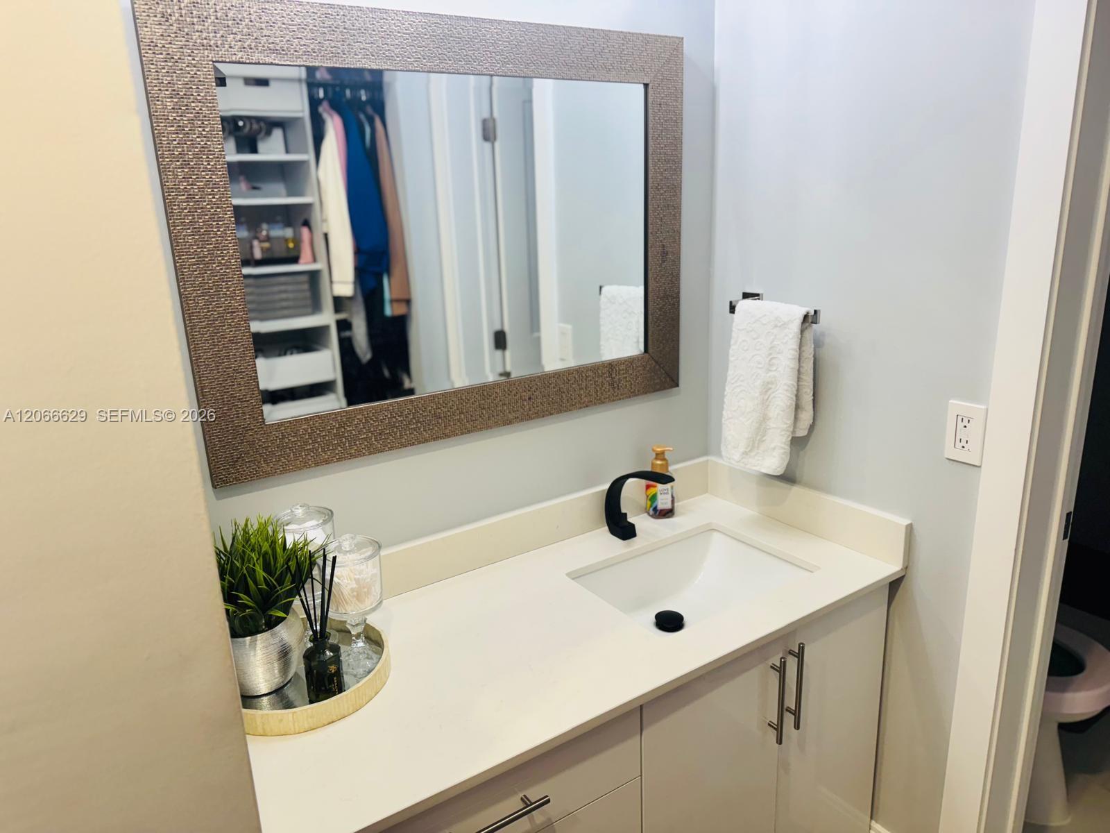 206 Liberty Ct Unit: .