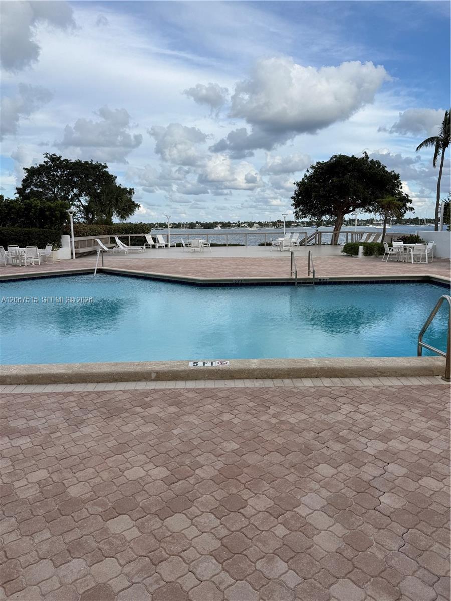 5600 N Flagler Dr # 1806