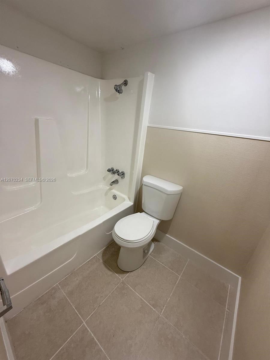 2075 NE 164th St # 302
