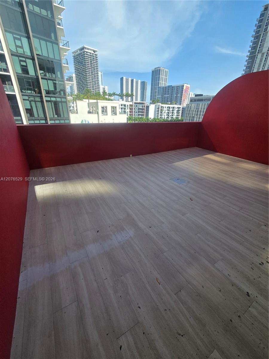 90 NE 32nd St # 605