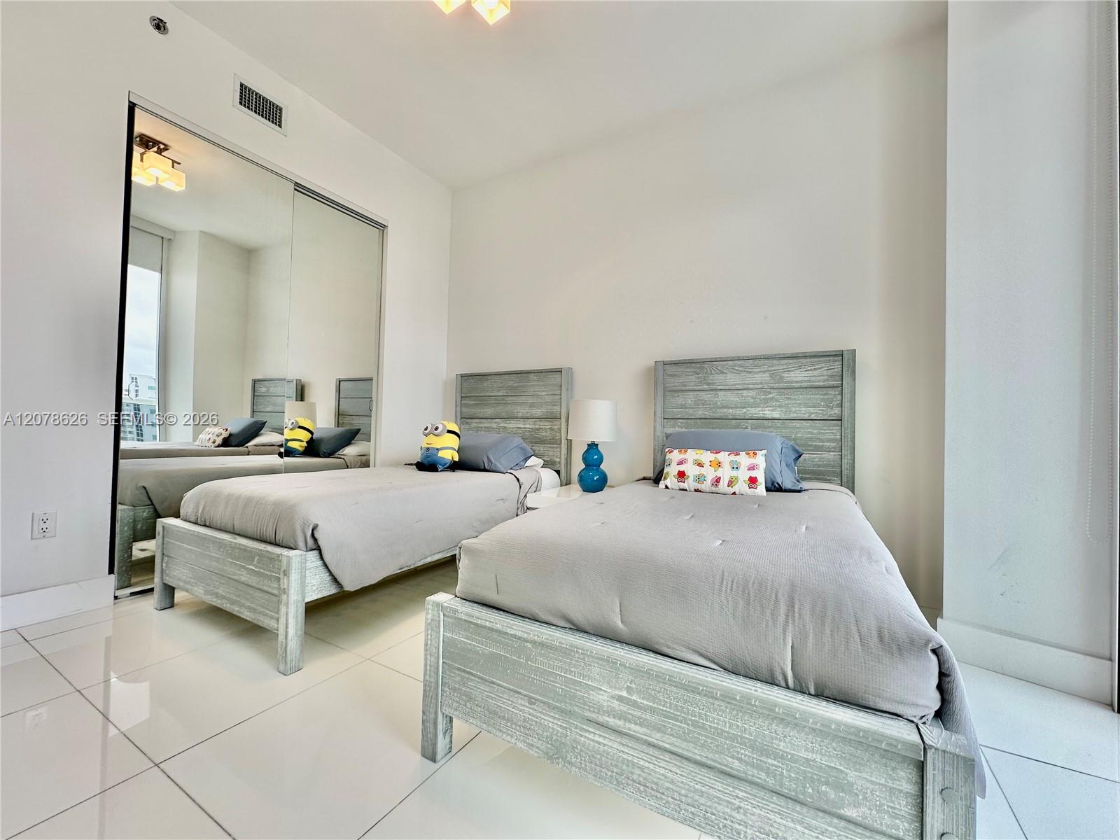 15811 Collins Ave # 1605