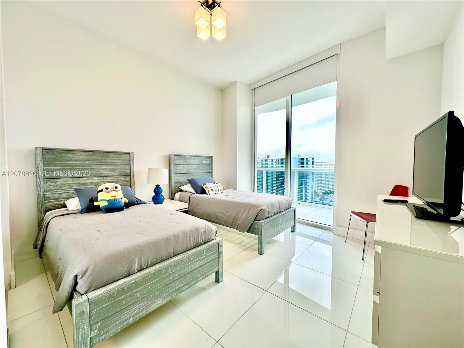 15811 Collins Ave # 1605