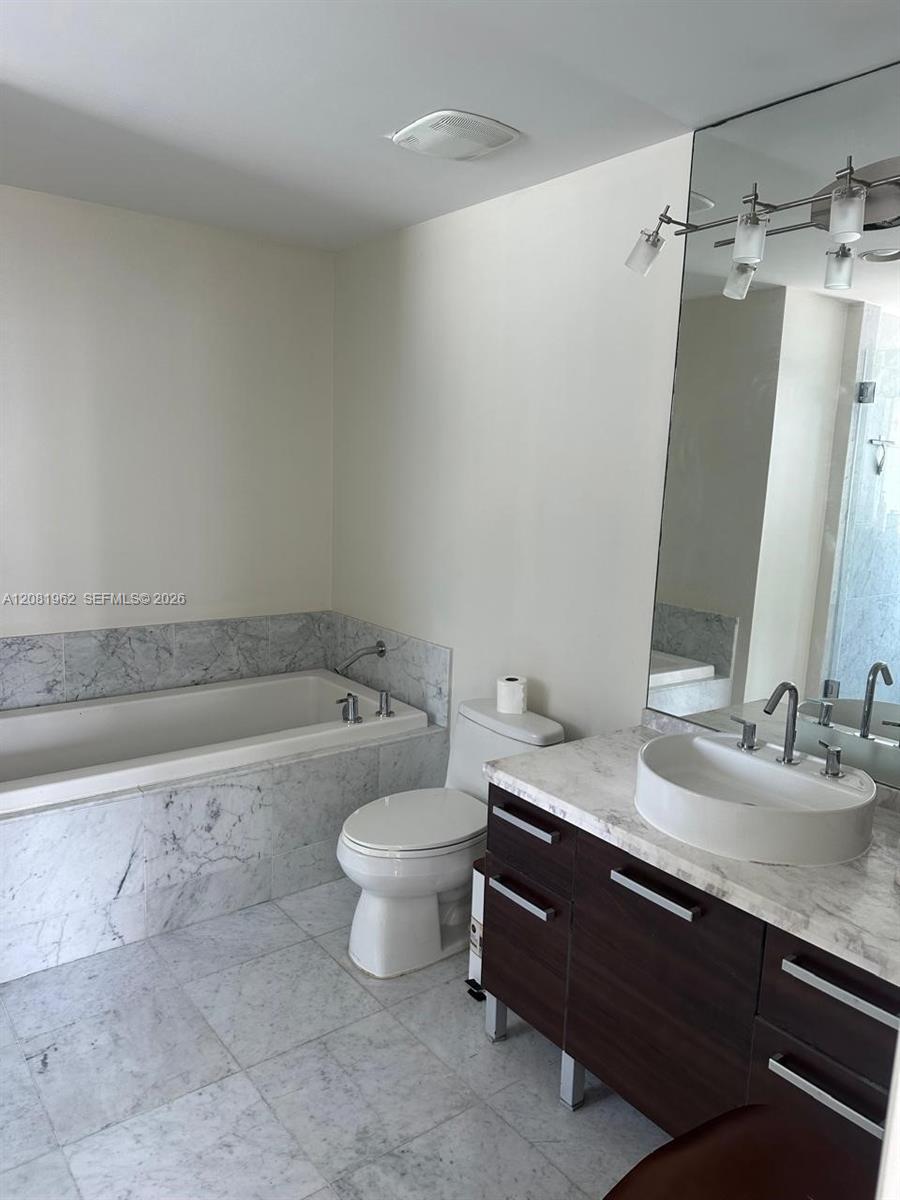 253 NE 2nd St # 1402