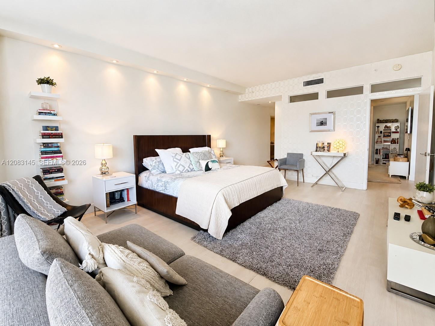 151 Crandon Blvd # 405