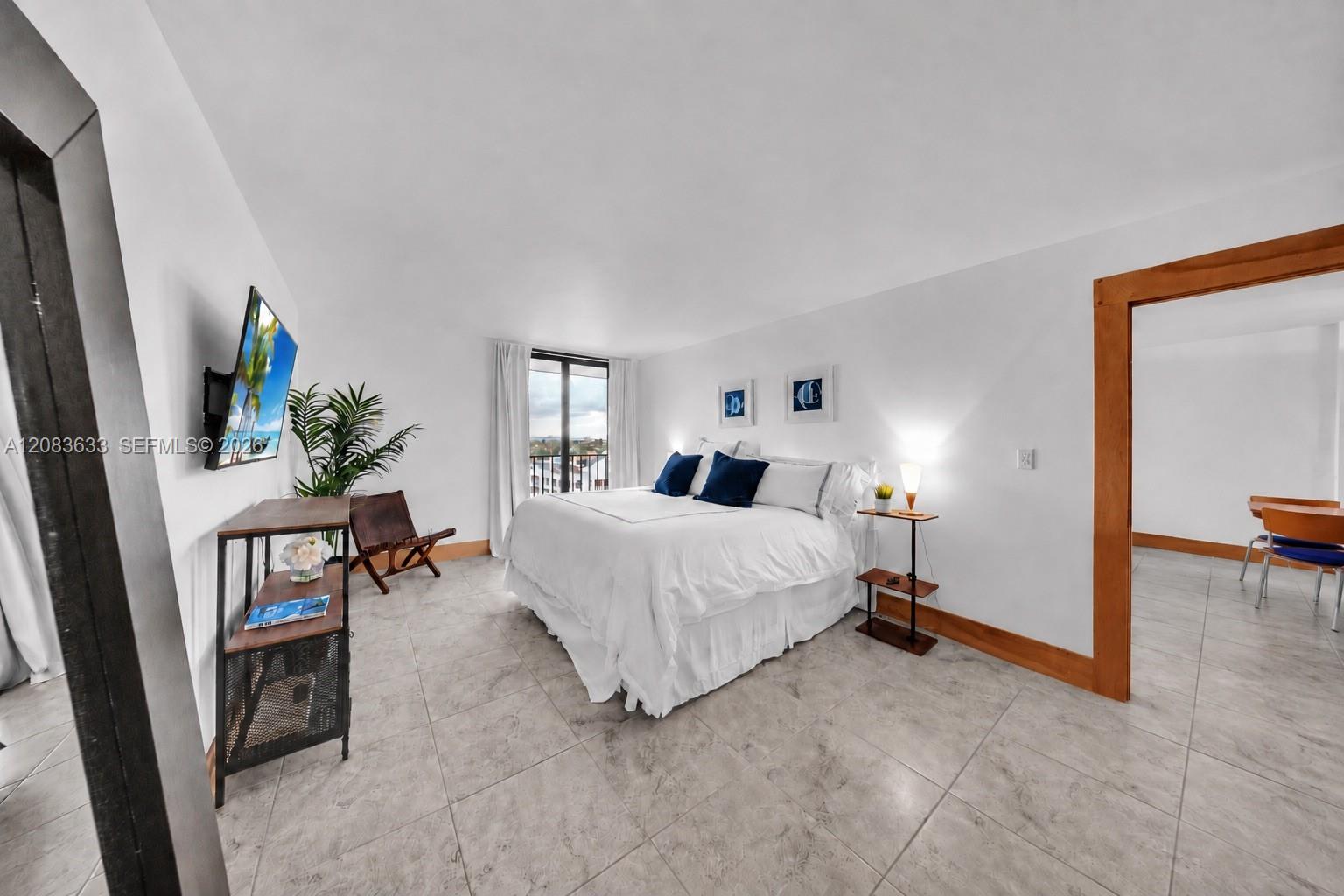 2625 Collins Ave # 910