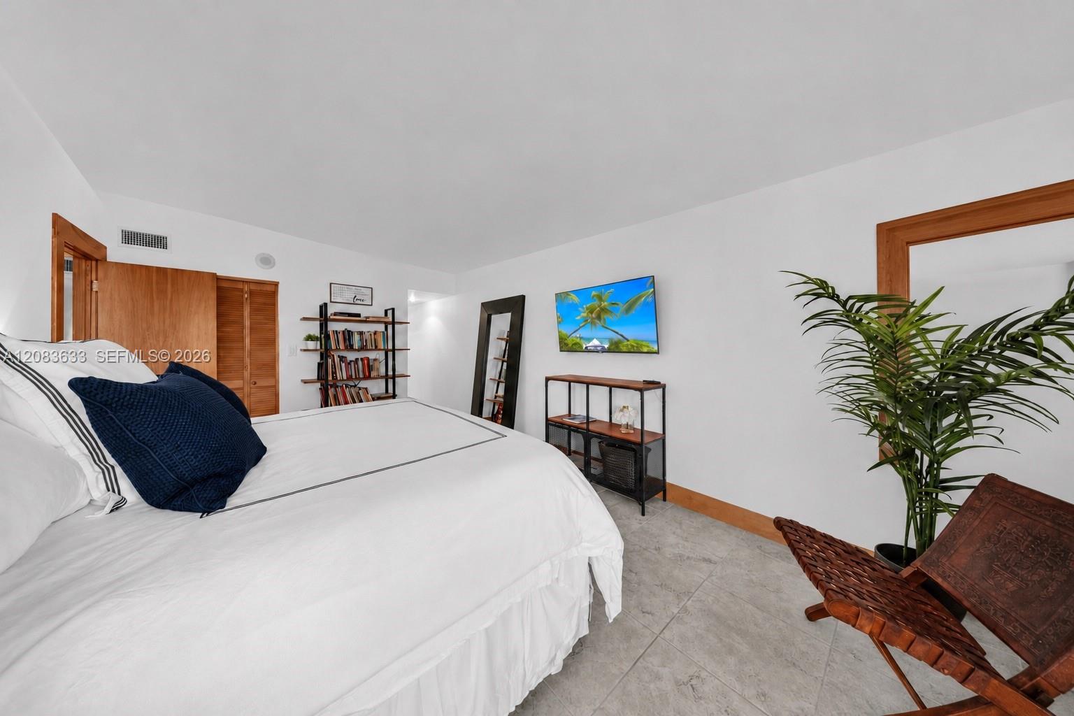 2625 Collins Ave # 910