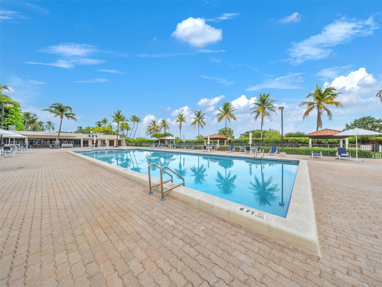 2625 Collins Ave # 910