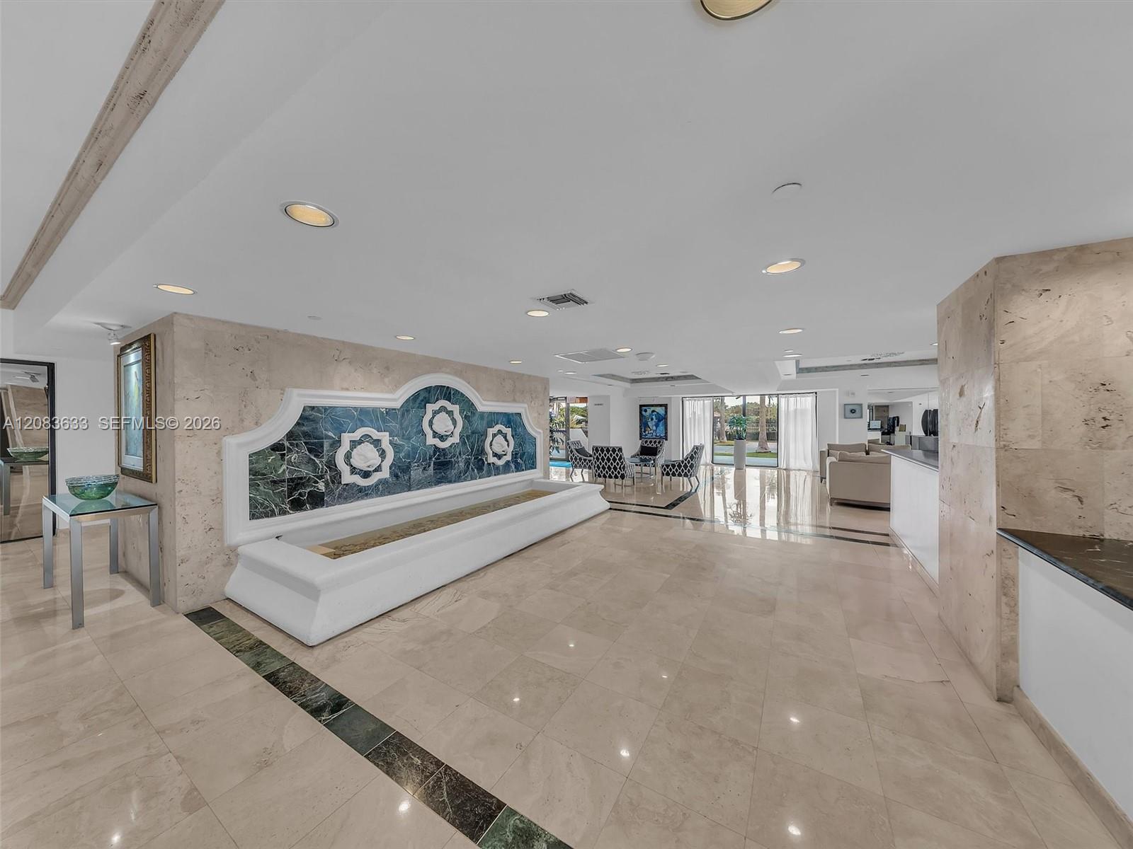 2625 Collins Ave # 910