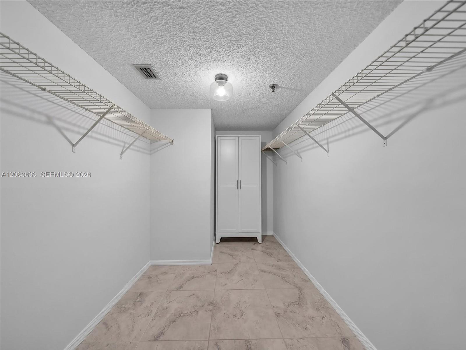 2625 Collins Ave # 910