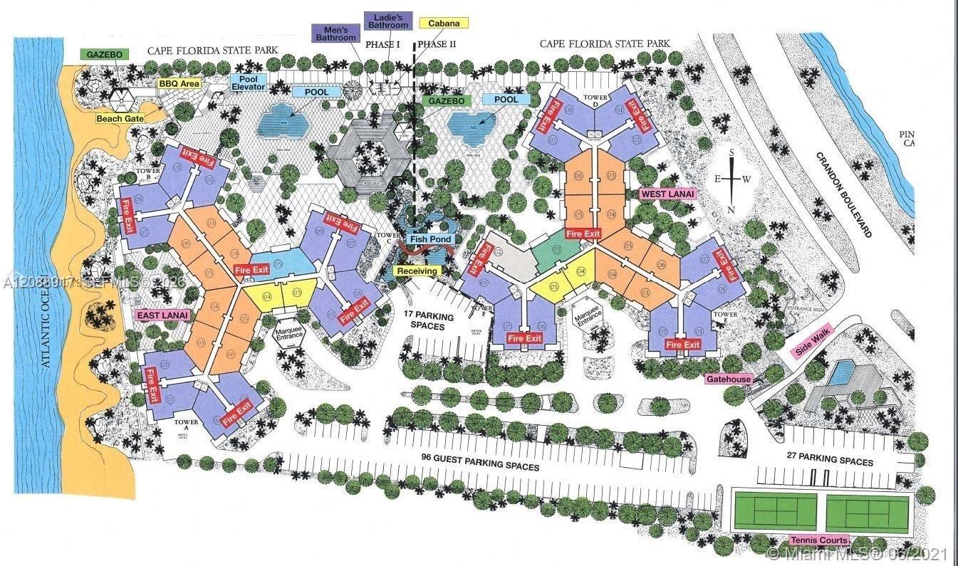 Condominium site map showing towers, pools, parking, tennis courts, and beachfront amenities.
