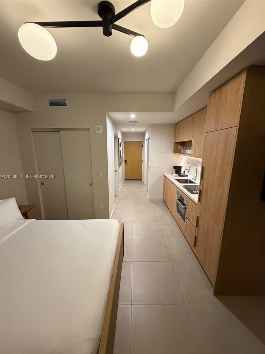 11 NE 6th St # 406