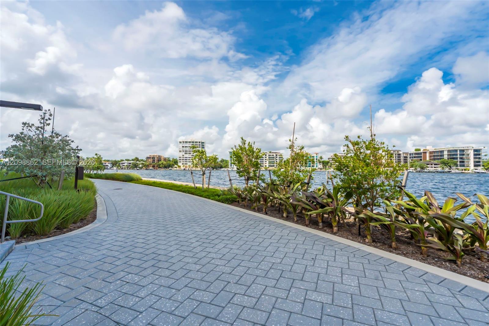 5 Grove Isle Dr # 304 Unit: L-304