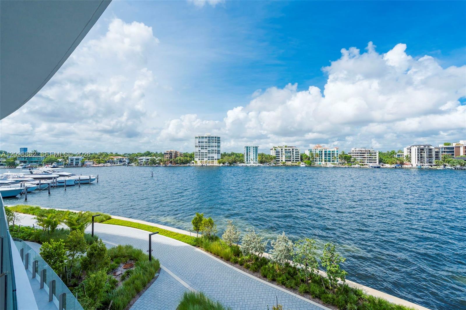 5 Grove Isle Dr # 304 Unit: L-304