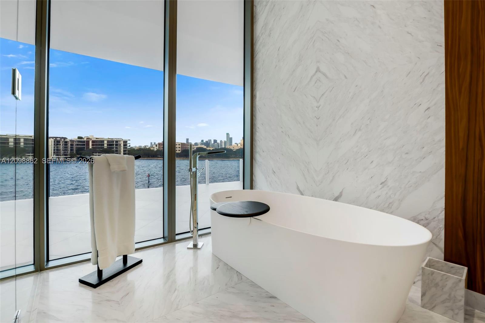 5 Grove Isle Dr # 304 Unit: L-304