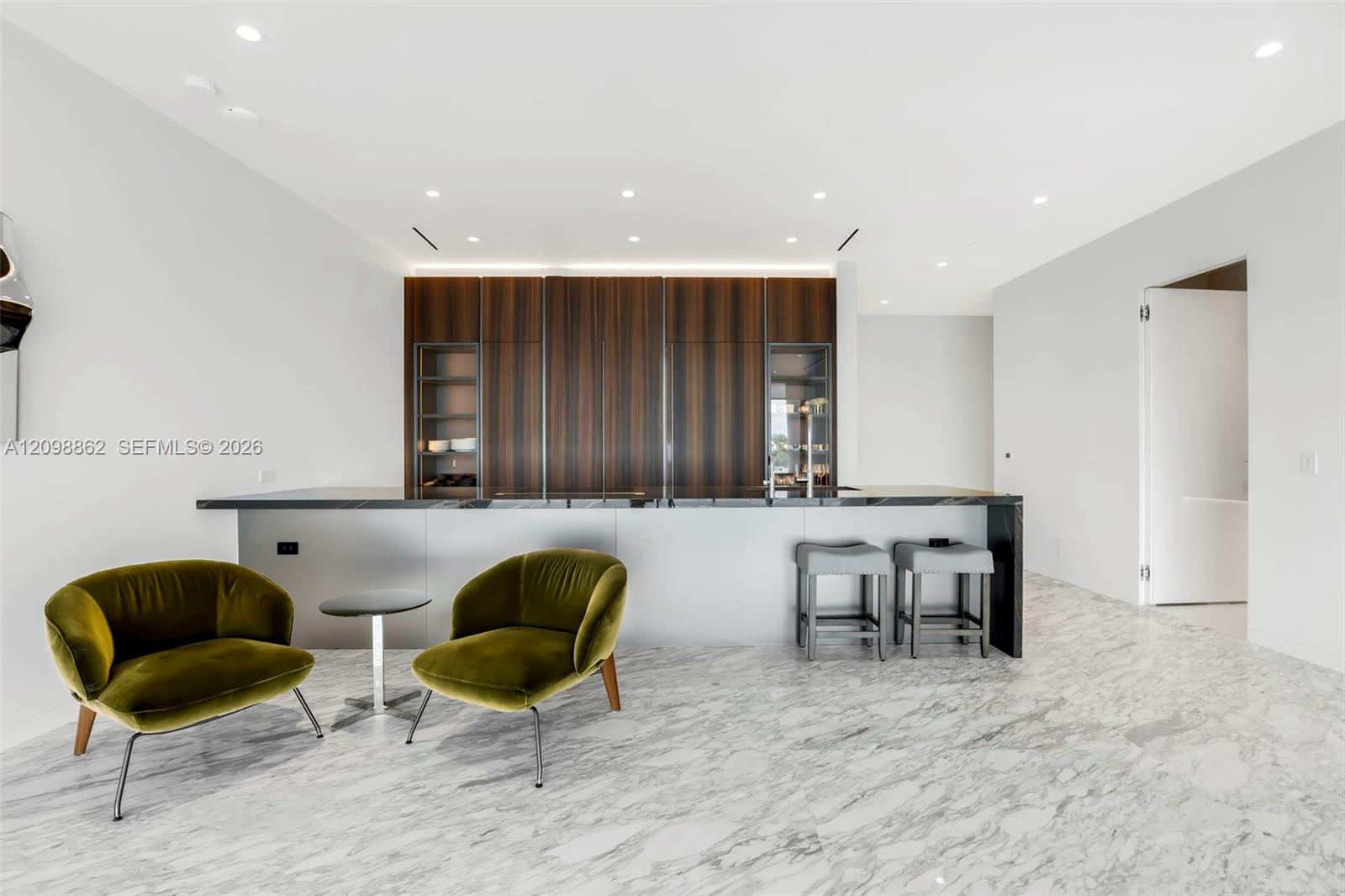 5 Grove Isle Dr # 304 Unit: L-304