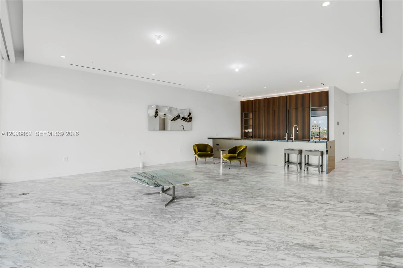 5 Grove Isle Dr # 304 Unit: L-304