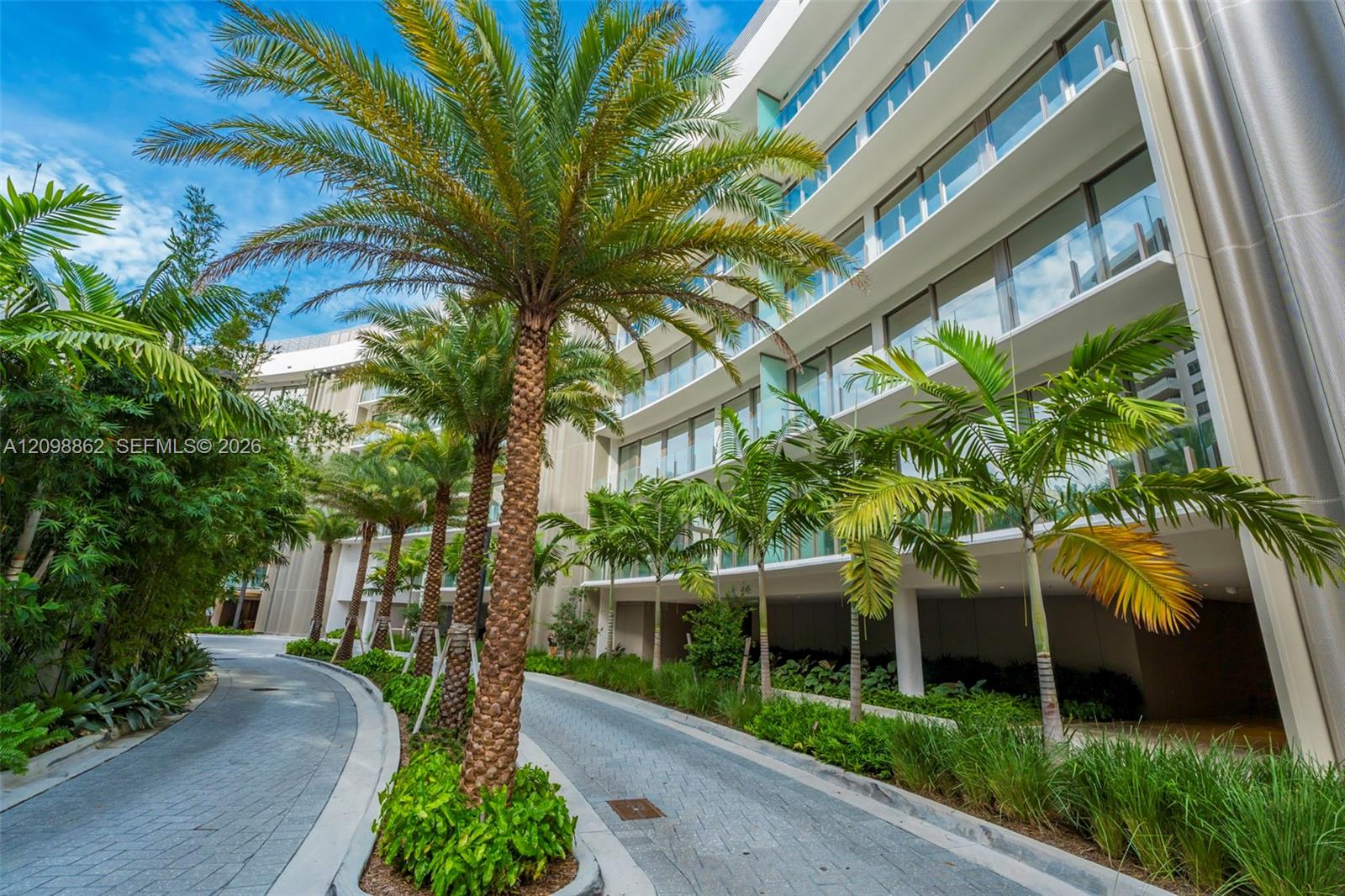 5 Grove Isle Dr # 304 Unit: L-304